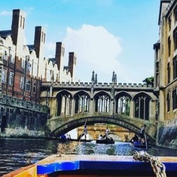 Wycieczka po Uniwersytecie Cambridge z puntingiem prowadzona przez studentów uniwersytetu
